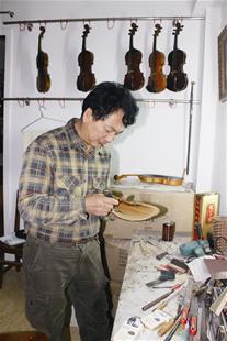 武漢平價提琴制作室 兩元錢淘寶做出精美黑彈頭